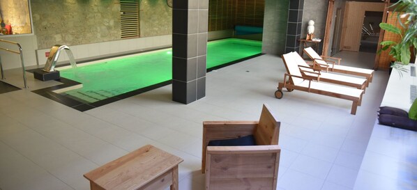 Indoor pool, sun loungers