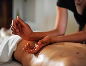Sauna, Dampfbad, Türkisches Bad/Hamam, Tiefengewebe-Massagen