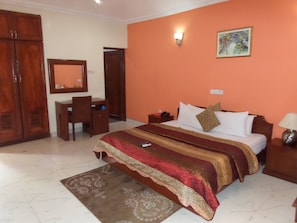 Deluxe Room (Crown) | Minibar, desk, laptop workspace, free WiFi - The Town House (Ibadan)