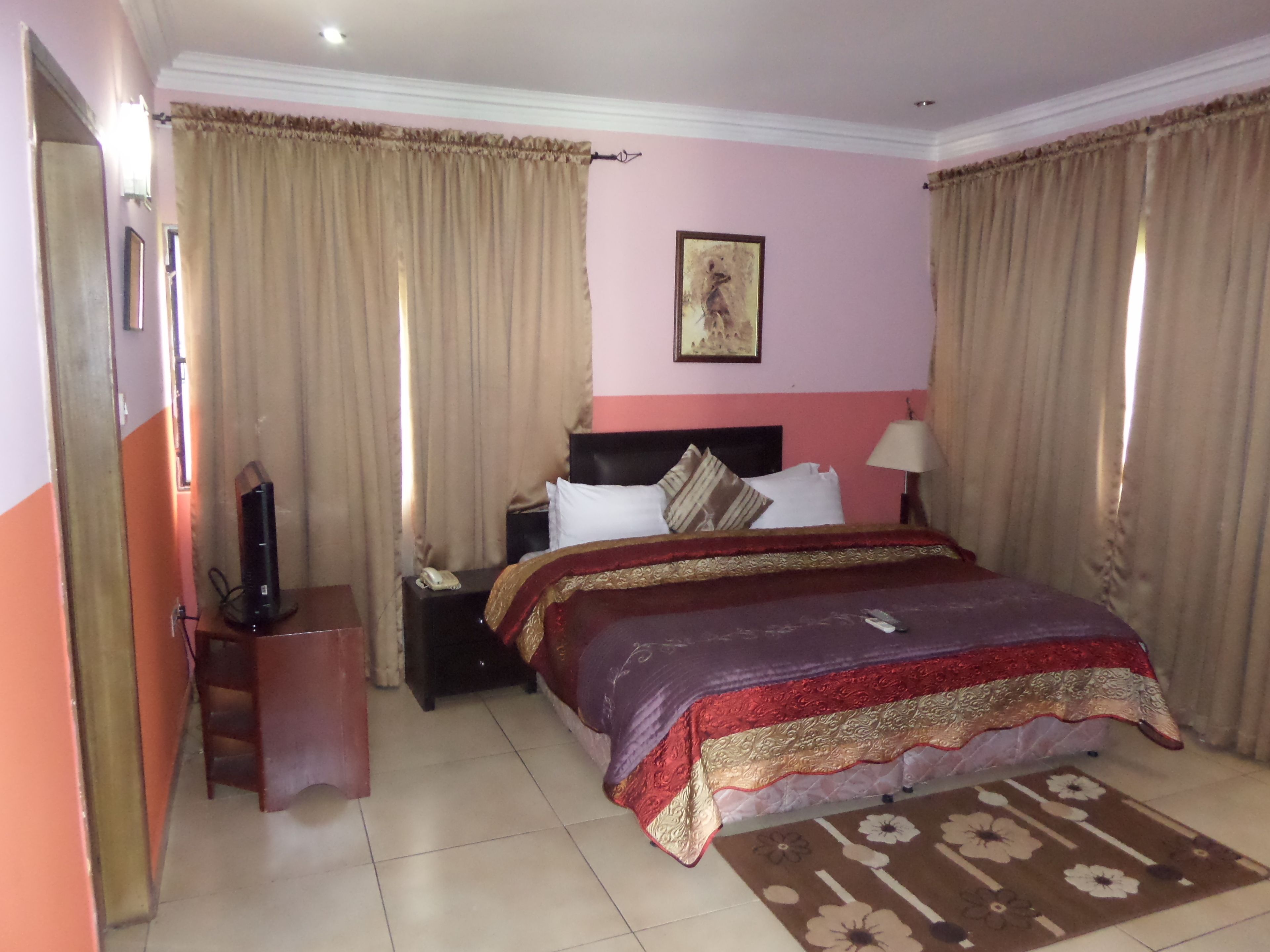 Minibar, desk, laptop workspace, free WiFi