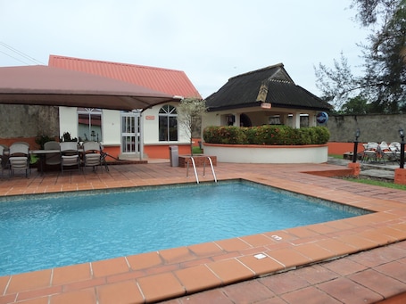 Una piscina al aire libre. The Town House