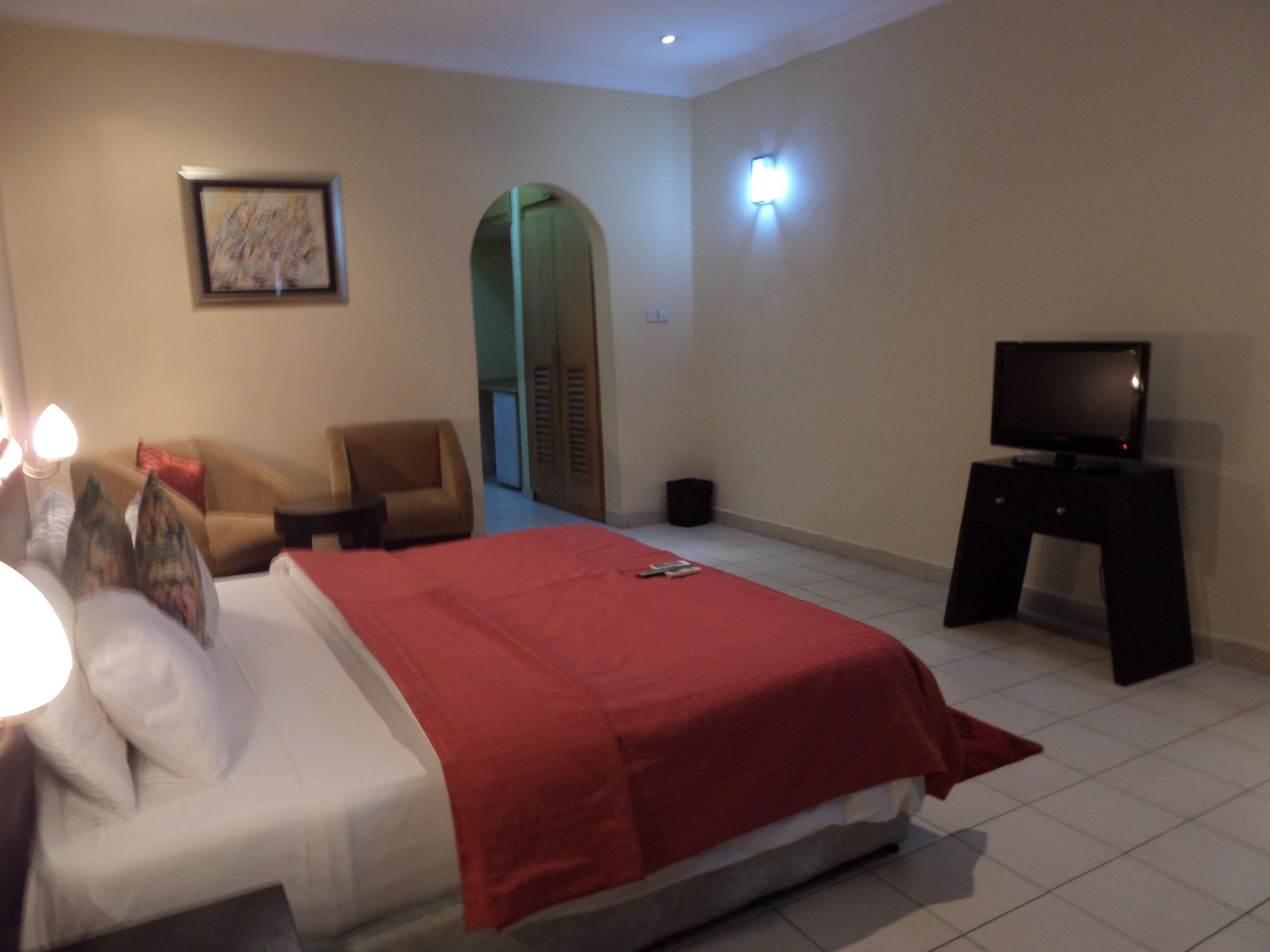 Minibar, desk, laptop workspace, free WiFi
