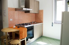Triple Room (nuvola) | Private kitchenette | Fridge, oven, stovetop, cookware/dishes/utensils - Il Centenario (Ascea)