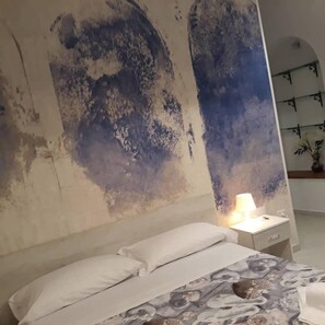 Quarto quádruplo | Frigobar, cofres nos quartos, Wi-Fi de cortesia, roupa de cama
