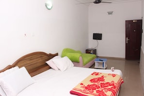 Escritorio, wifi gratis y ropa de cama 