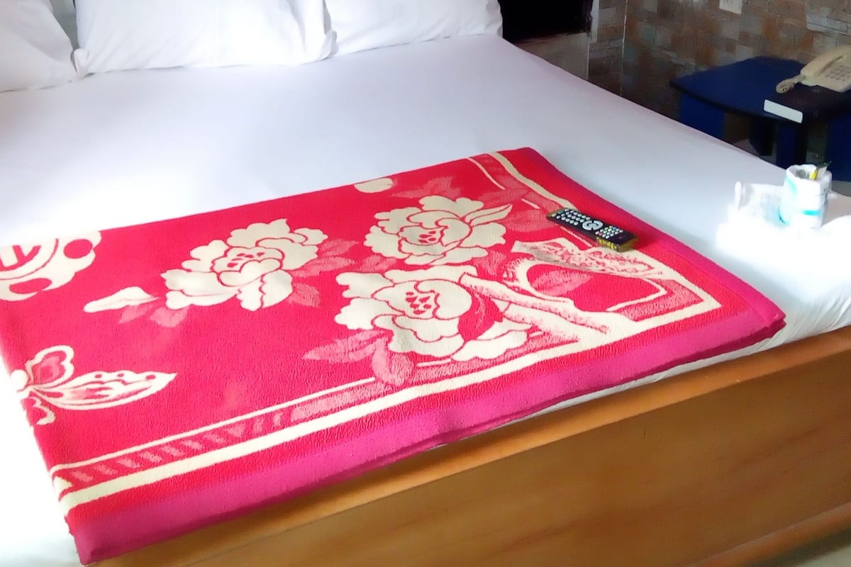 Escritorio, wifi gratis y ropa de cama