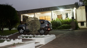 Façana frontal de l'allotjament (vespre/nit)