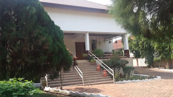 Vista frontal de la propiedad