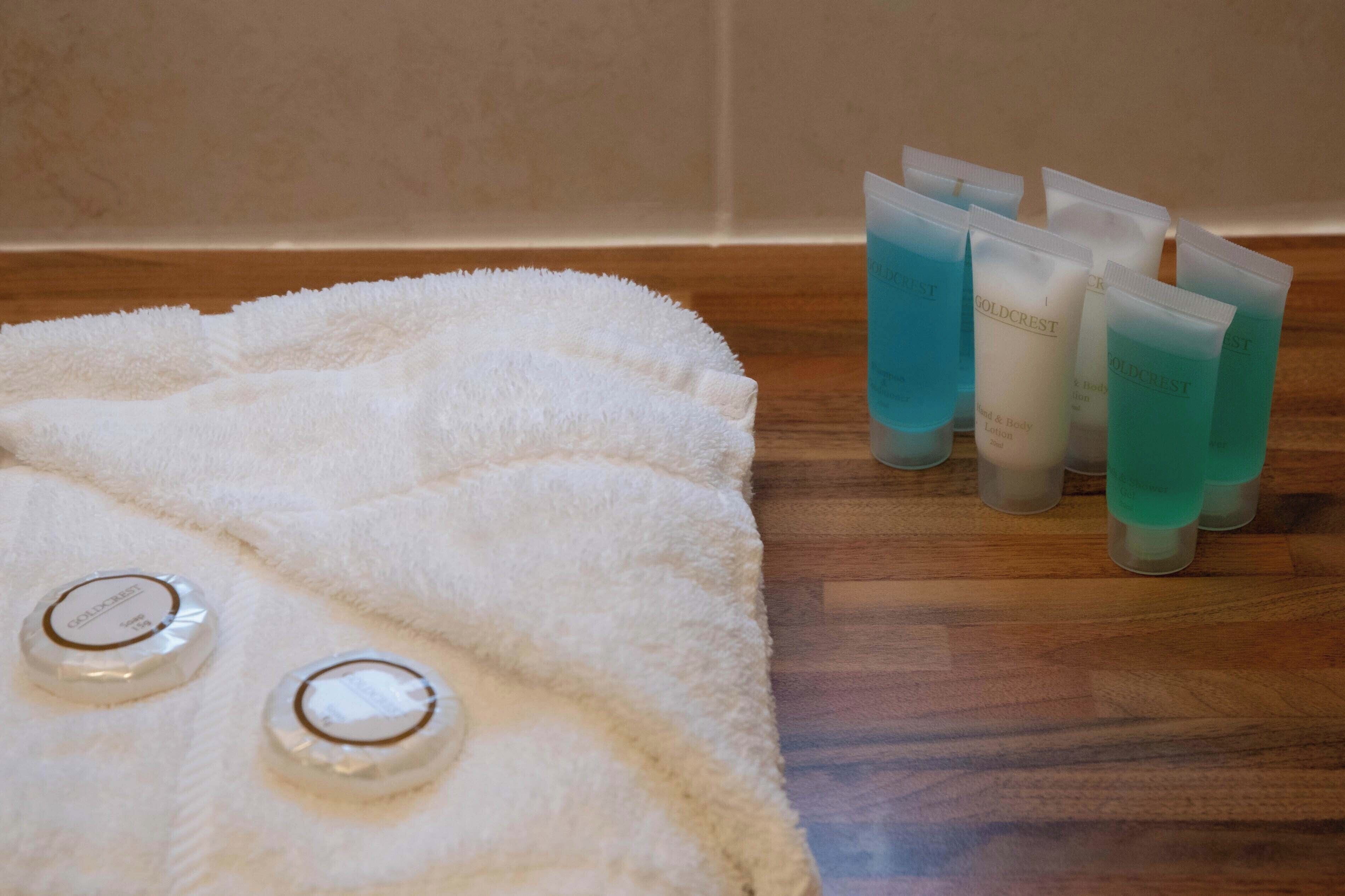 combined shower/bathtub, deep-soaking bathtub, free toiletries