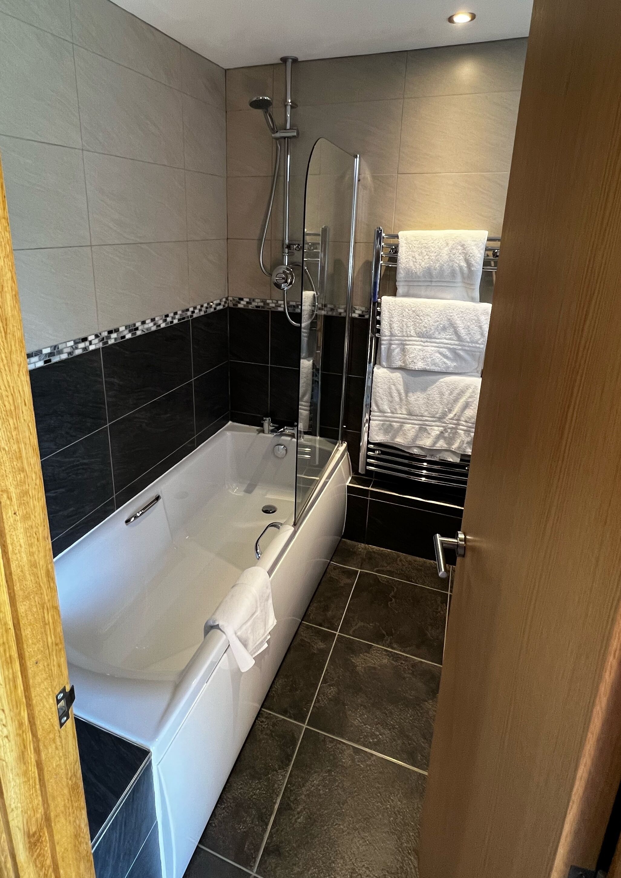 1 bedroom, egyptian cotton sheets, premium bedding, memory-foam beds