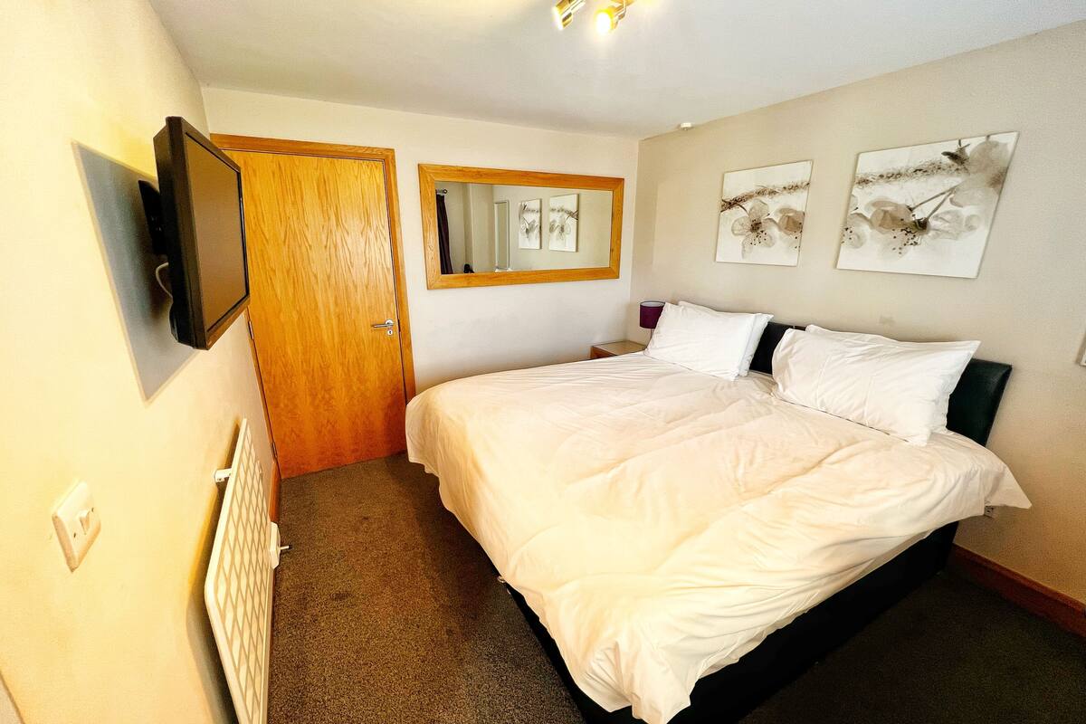standard double room, 1 double bed, accessible, non smoking | 1 bedroom, egyptian cotton sheets, premium bedding, memory-foam beds