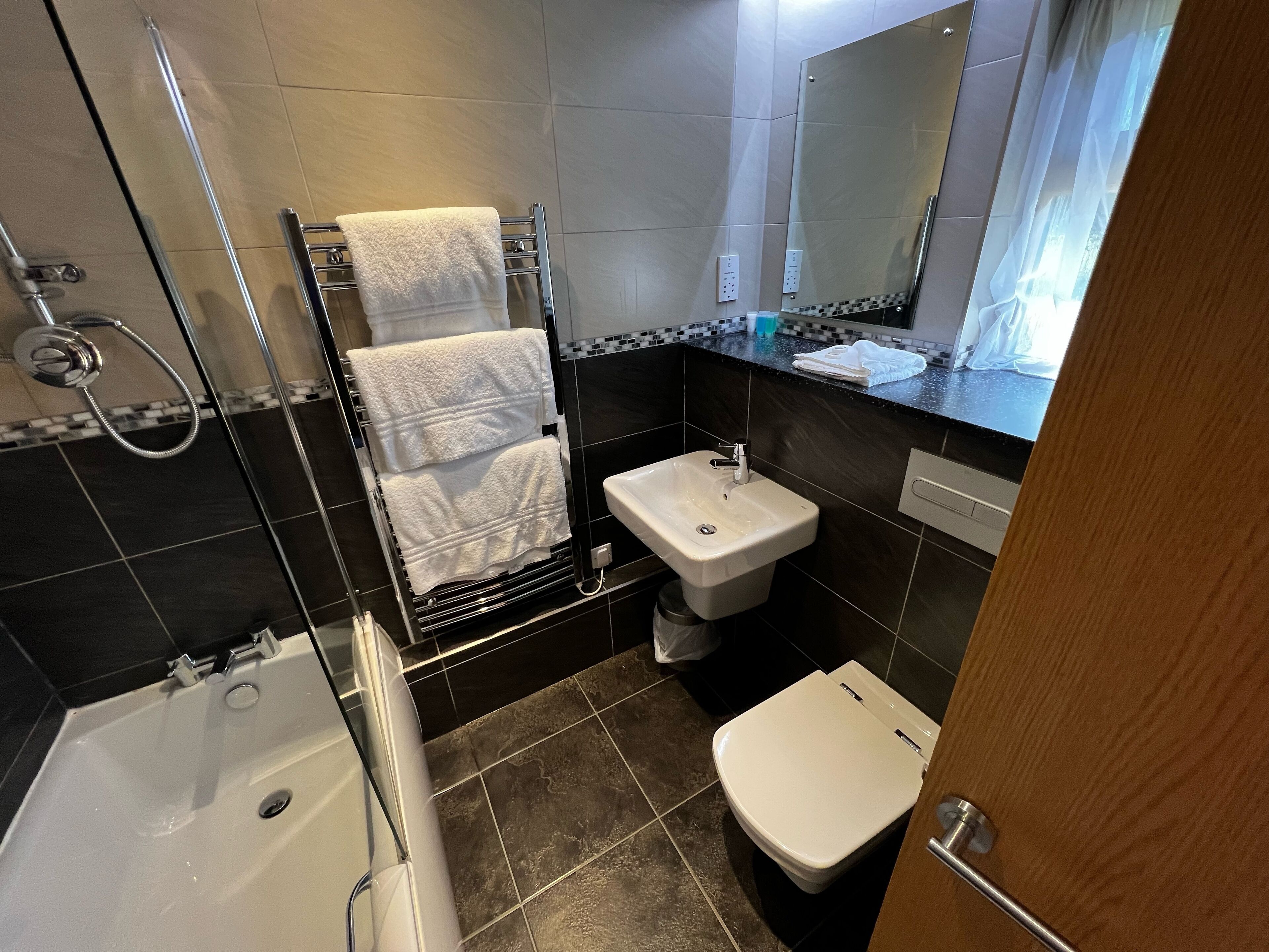 1 bedroom, egyptian cotton sheets, premium bedding, memory-foam beds