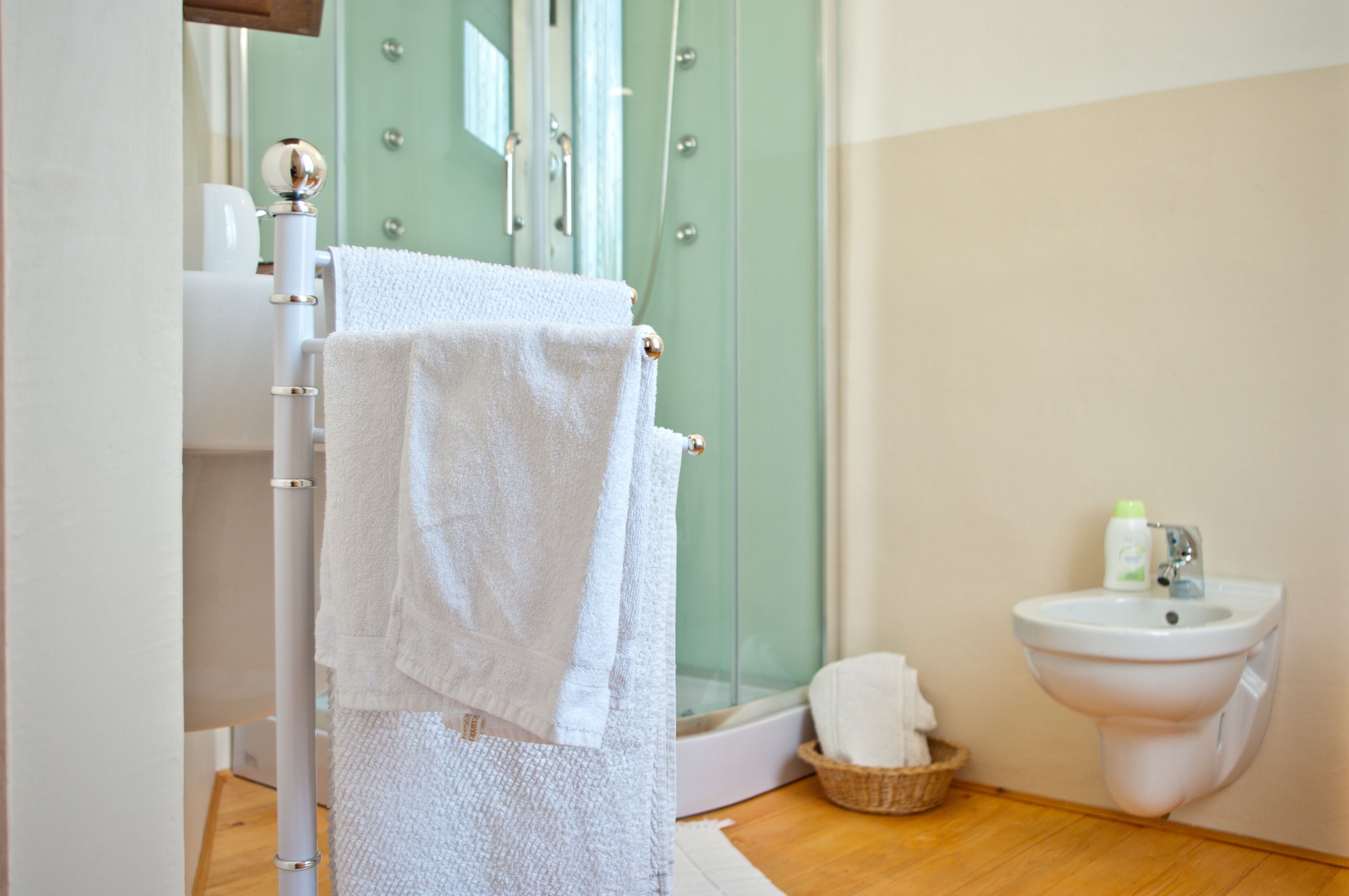 Doppelzimmer, Gartenblick | Badezimmer | Dusche, Regendusche, Bidet, Handtücher
