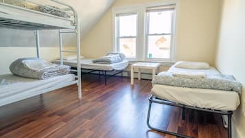 Chambre Quadruple, plusieurs lits, non-fumeurs | Wi-Fi gratuit, draps fournis