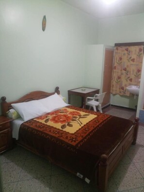 Individueel gedecoreerd, individueel gemeubileerd, een bureau