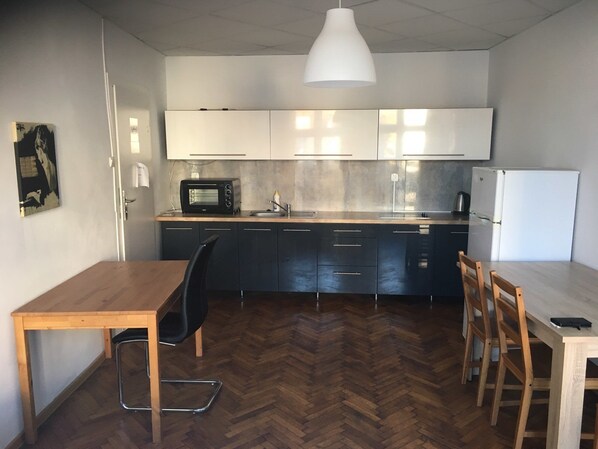 Comfort Double Room, 1 King Bed, Non Smoking, City View | Private kitchen | Fridge, stovetop, electric kettle, cookware/dishes/utensils