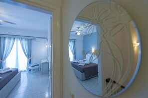 Zimmersafe, Schreibtisch, schallisolierte Zimmer, Bügeleisen/Bügelbrett