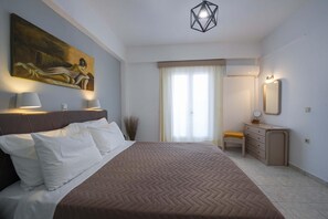 In-room safe, desk, soundproofing, iron/ironing board - Fedra Mare Apartment (Corfu)