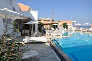 Seasonal outdoor pool, open 9:00 AM to 7:00 PM, pool umbrellas - Fedra Mare Apartment (Corfu)