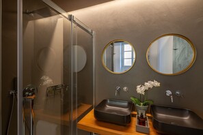 Departamento, 2 habitaciones | Baño | Regadera, regadera tipo lluvia, secadora de cabello, bidet 