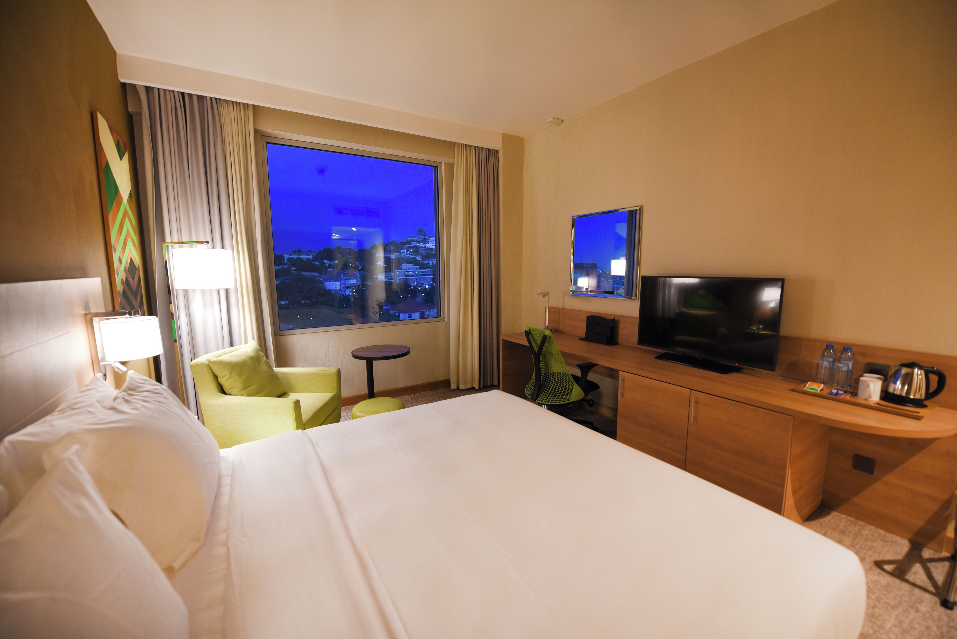 room, 1 queen bed | minibar, in-room safe, desk, laptop workspace