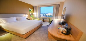 Minibar, caja de seguridad en la habitación y escritorio 