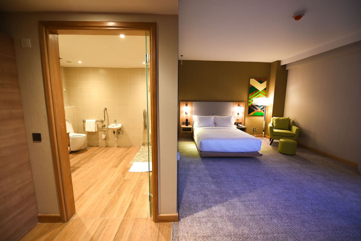 room, 1 queen bed, accessible | minibar, in-room safe, desk, laptop workspace