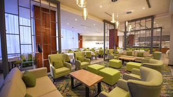 2 restaurants; breakfast, lunch and dinner served