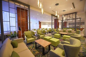 2 restaurantes; se sirve desayuno, almuerzo y cena