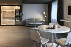 In-room safe, desk, laptop workspace, blackout curtains - INNSiDE by Meliá Paris Charles de Gaulle Airport (Roissy-en-France)