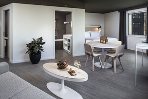 免费迷你吧物品、客房内保险箱、办公桌、笔记本电脑工作区