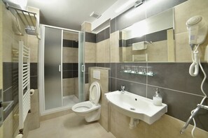 Classic Quadruple Room | Desk, free WiFi