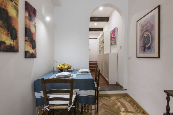 Apartment, 1 Schlafzimmer | Essbereich im Zimmer