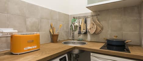 Appartement, 1 chambre | Coin cuisine privé | Réfrigérateur, micro-ondes, plaque de cuisson, lave-vaisselle