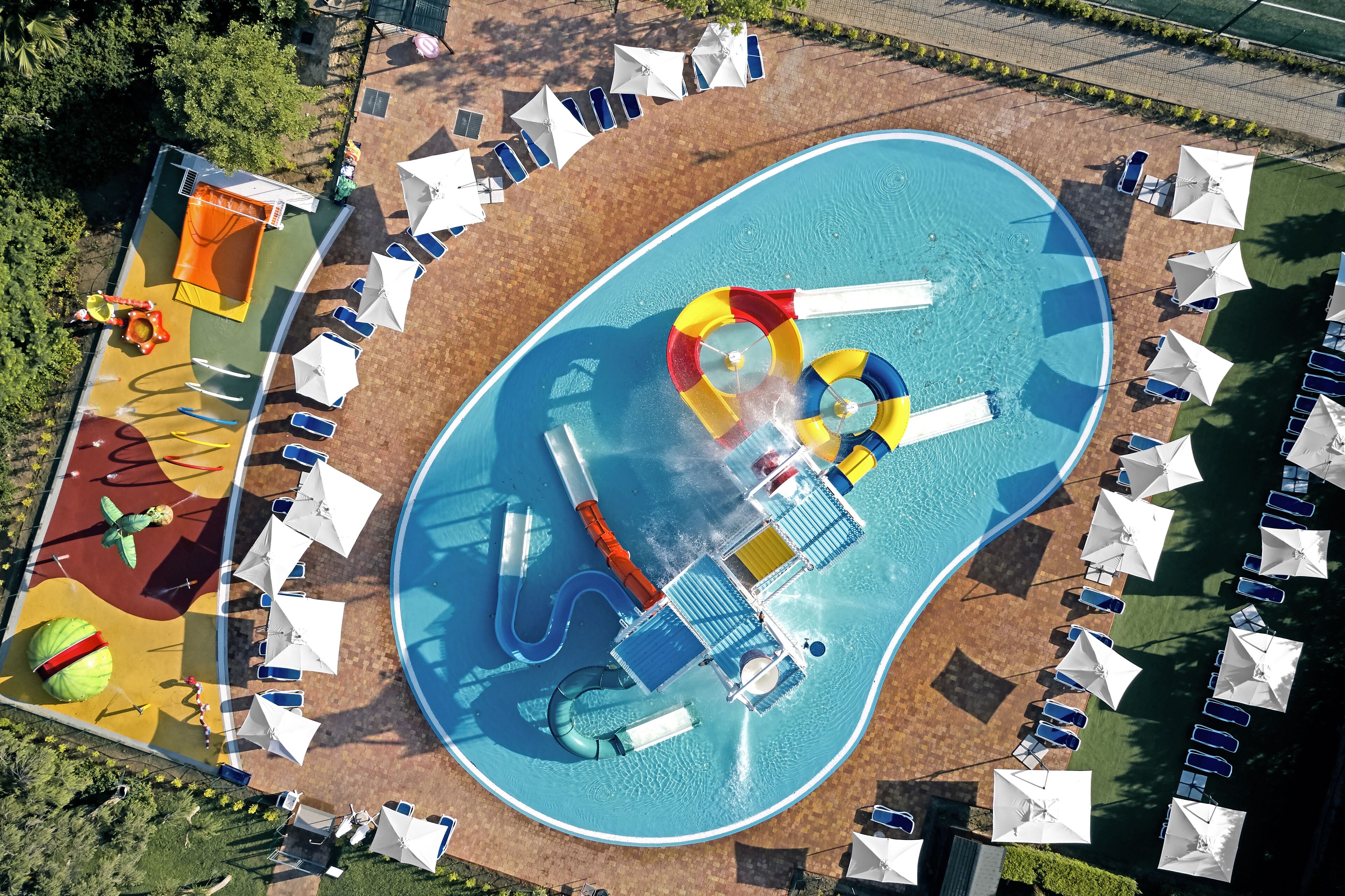 5 Außenpools, Sonnenschirme, Liegestühle