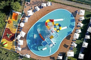 5 座室外游泳池，提供泳池遮陽傘和日光浴躺椅