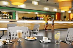 3 bars/lounges, 2 poolbars, een strandbar