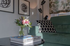 Apartment, 2 Schlafzimmer | Wohnbereich | Flachbildfernseher