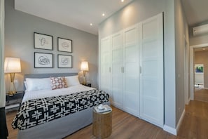 2 bedrooms, iron/ironing board, free WiFi, bed sheets - Flamingo Luxury Apartment (Florence)