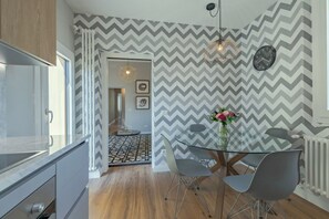 Apartment, 2 Schlafzimmer | Essbereich im Zimmer