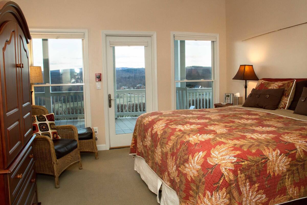 Room (Wolf Creek) | Egyptian cotton sheets, premium bedding, desk, iron/ironing board