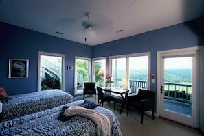 Luxury Room (Cascade falls) | Egyptian cotton sheets, premium bedding, individually decorated - Inn at Riverbend (Pearisburg)