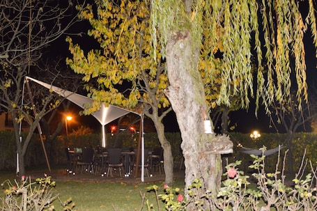 Fachada de la propiedad por la tarde o noche