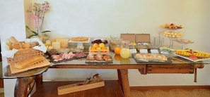 Free daily buffet breakfast 