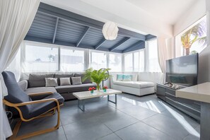 Appartement Design, terrasse, vue sur l’océan | Aire de séjour | Téléviseur à écran plat