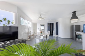 Apartamento design, terraço, vista para o oceano | TV