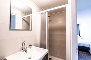 Suihku, ilmaiset hygieniatuotteet, hiustenkuivaaja, pyyhkeet