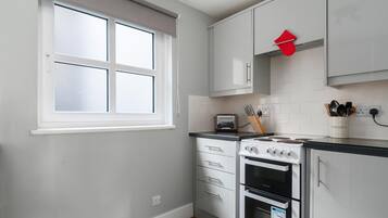 Full-size fridge, microwave, oven, stovetop