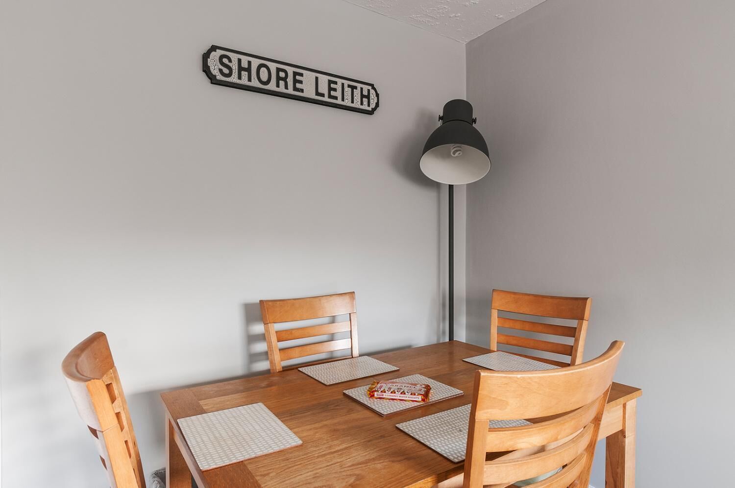 Geladeira grande, micro-ondas, fogão, cooktop