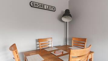 Geladeira grande, micro-ondas, fogão, cooktop